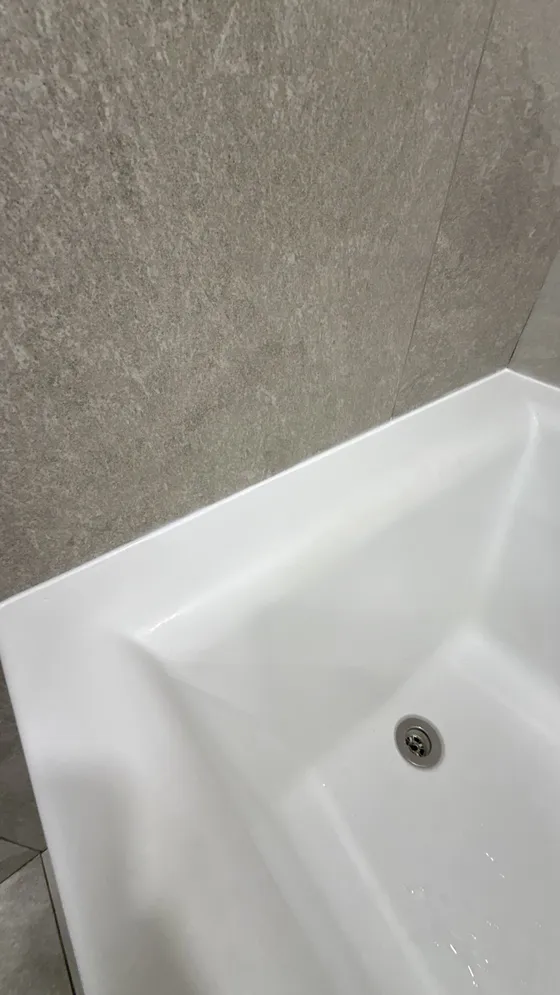 욕조 벽면 모서리 실리콘 마감 후 사진