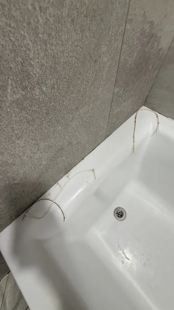 욕조 벽면 모서리 실리콘 기존 상태 사진