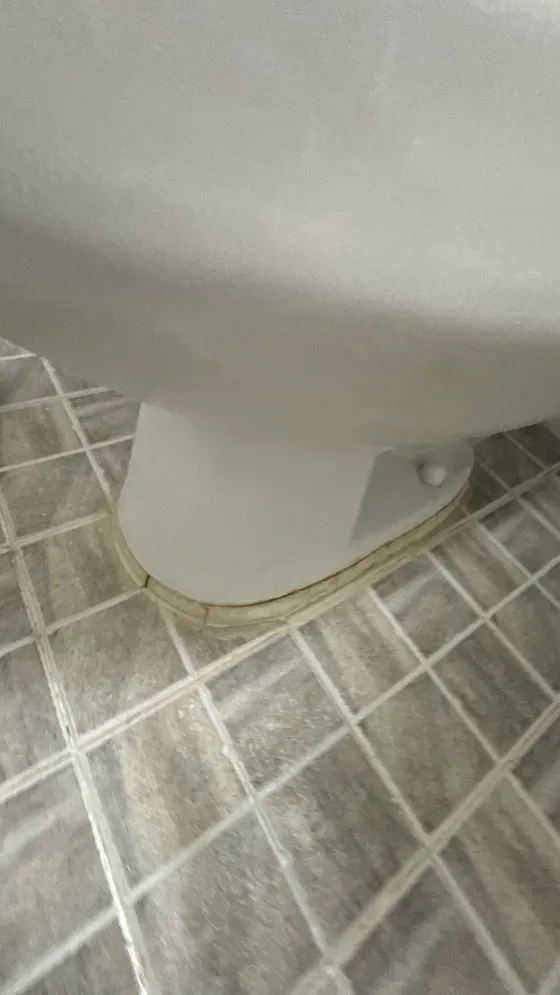 변기 하부 실리콘 마감 불량 시공 전 사진