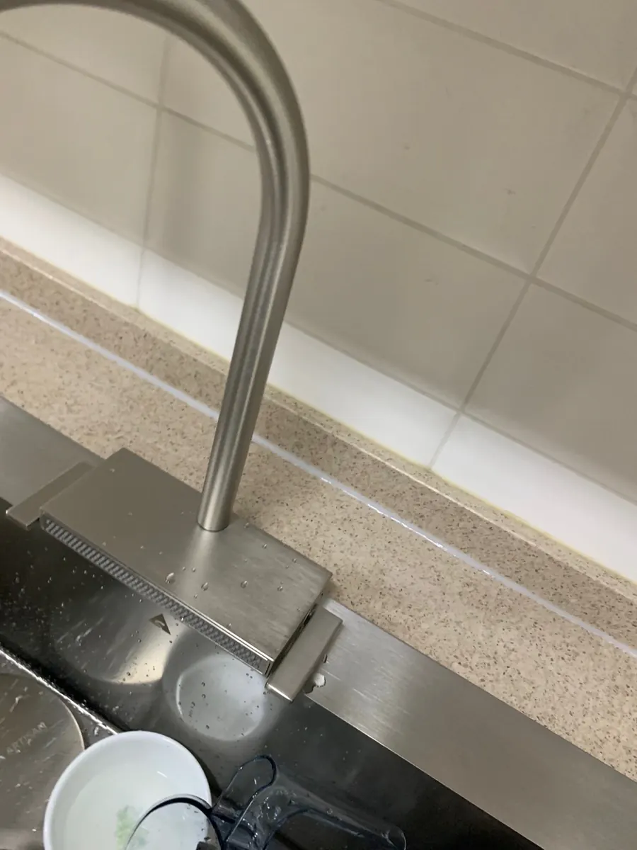 벽면과 상판 경계 실리콘 재시공 후 사진