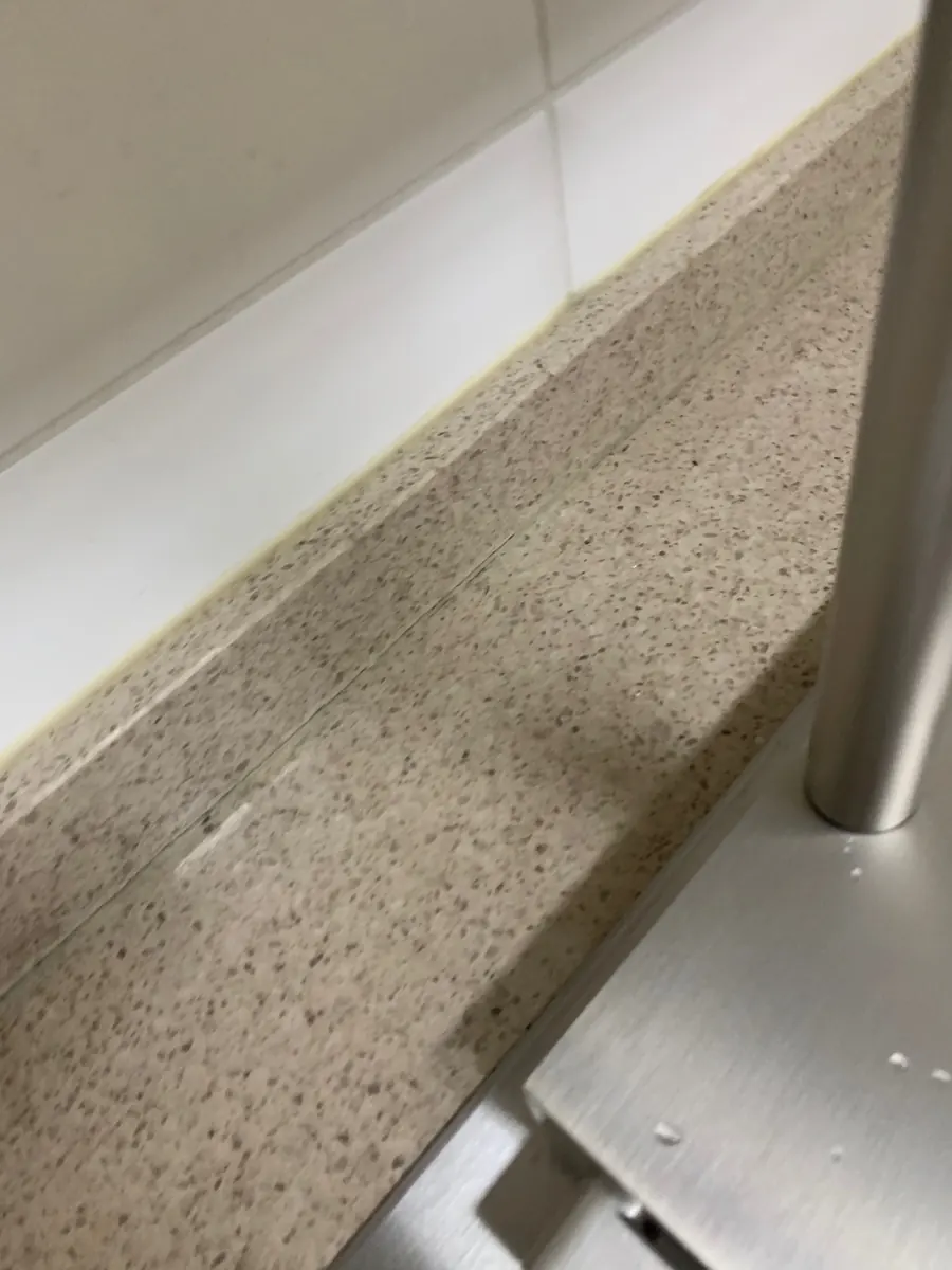벽면과 상판 경계 실리콘 노후 시공 전 사진