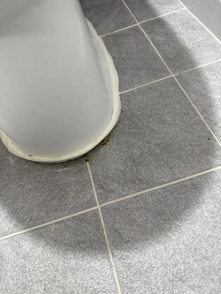 변기 하부 실리콘 시공 전 사진